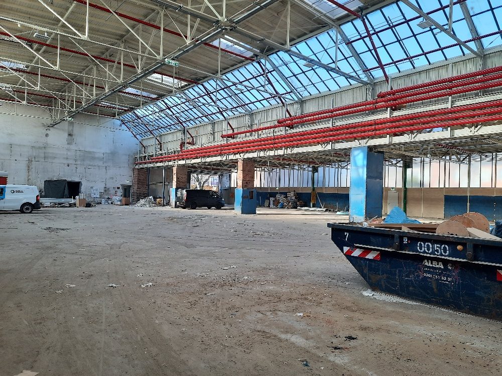 Industriehalle in Berlin im Rohbau während der Kernsanierung