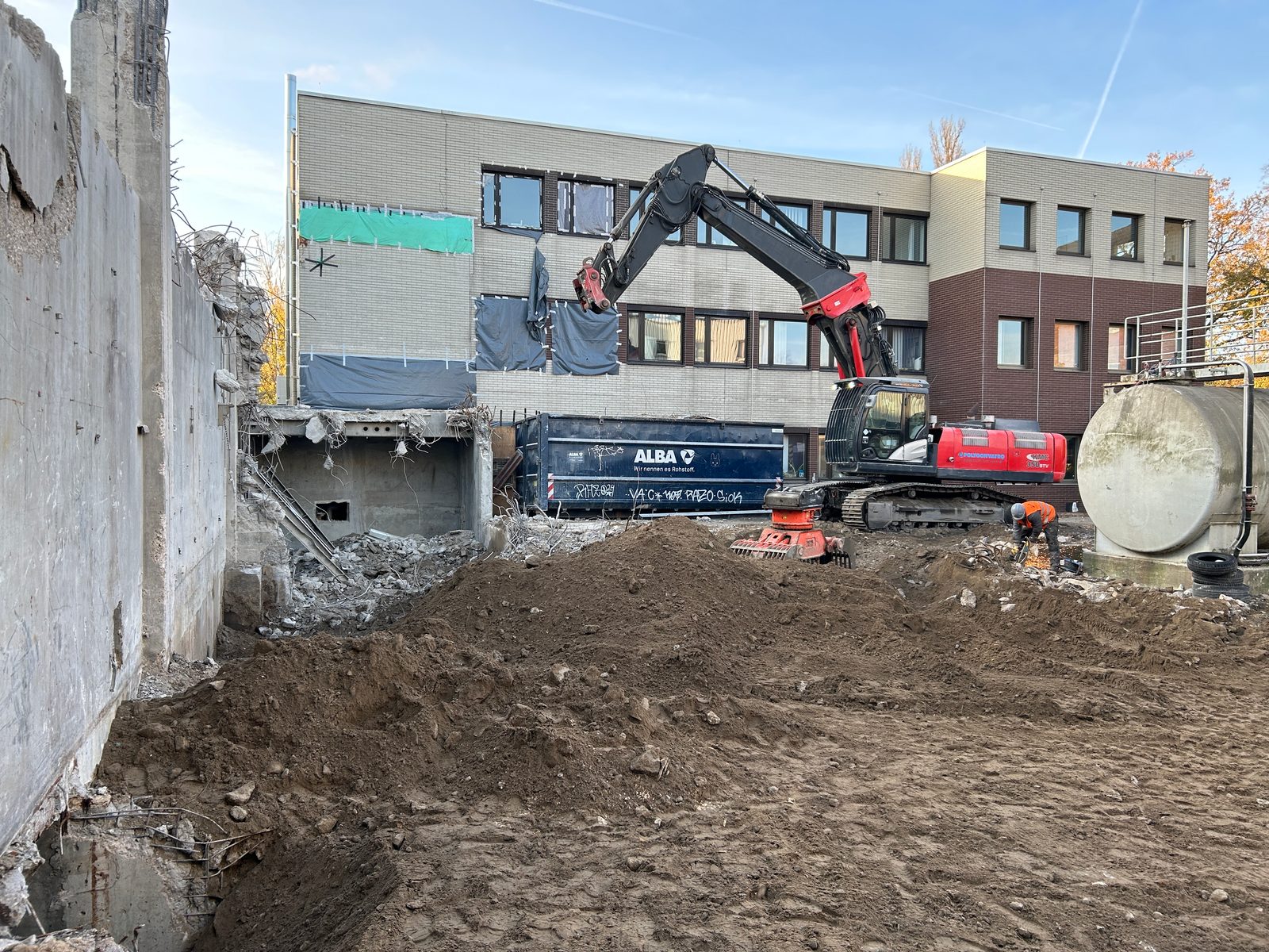 Bagger bei Rückbau- und Abbrucharbeiten mit Aushub